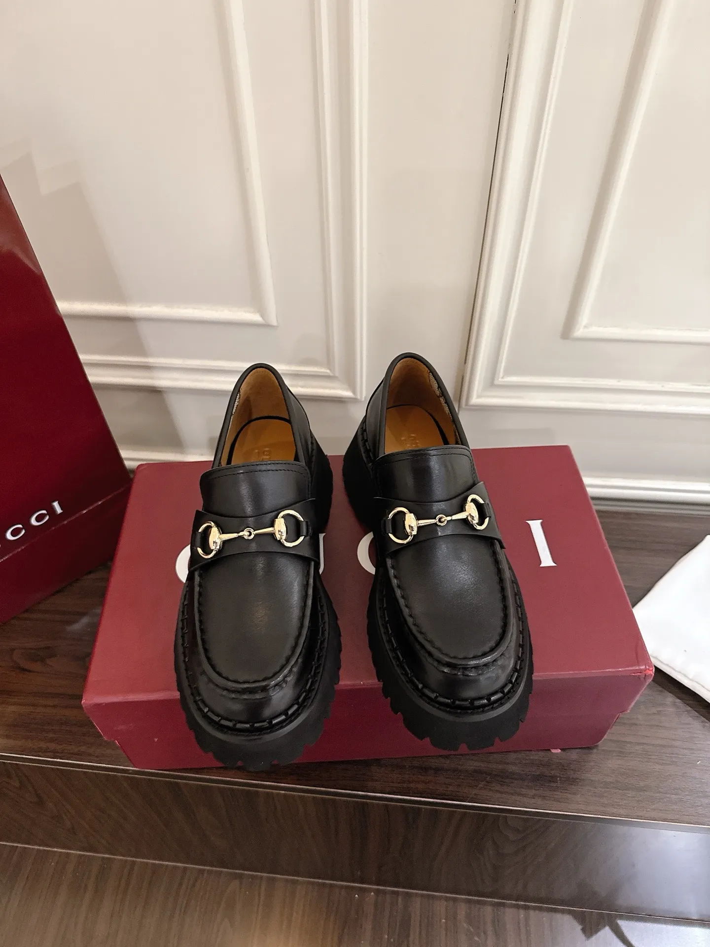 👟👟Ex-factory price 560👟👟 Gucci loafers with horsebit groove soles. As a tribute to the brand's equestrian roots, the horsebit has gone through years of baptism, integrating its rich historical heritage and modern fashion into one. Cowhide surface, sole thickness 5cm, size: 35-42# 39-46#